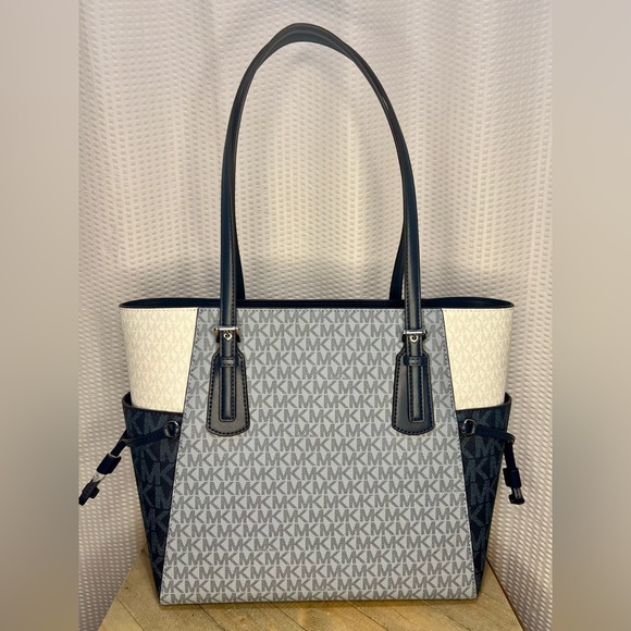 Michael Kors Voyager Large Color-Block Signature Logo Tote Bag - Picture 4 of 12